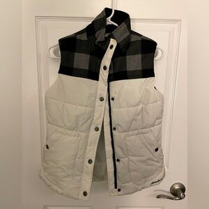 Eddie Bauer women’s puffer vest, white with buffalo print, XS